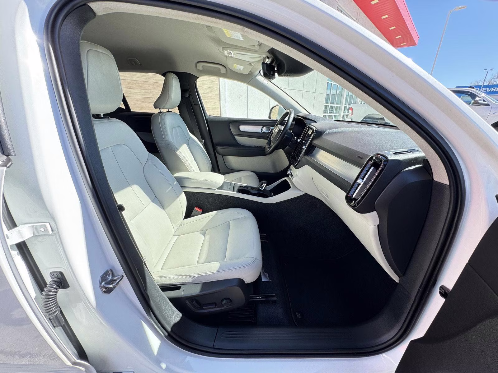 2021 Crystal White Metallic Volvo XC40 Momentum AWD SUV