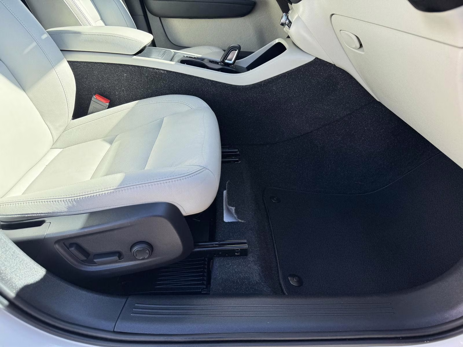 2021 Crystal White Metallic Volvo XC40 Momentum AWD SUV