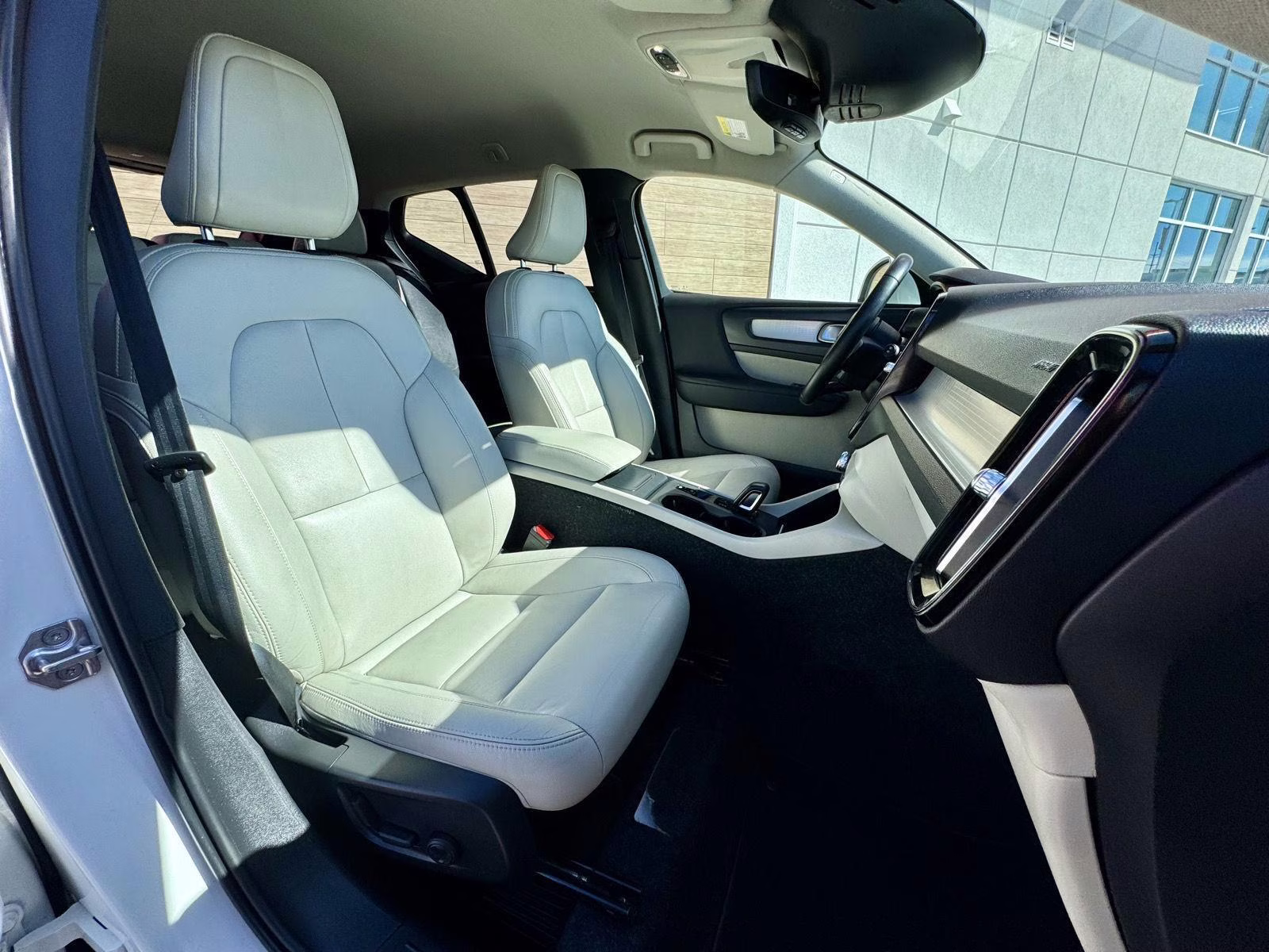 2021 Crystal White Metallic Volvo XC40 Momentum AWD SUV