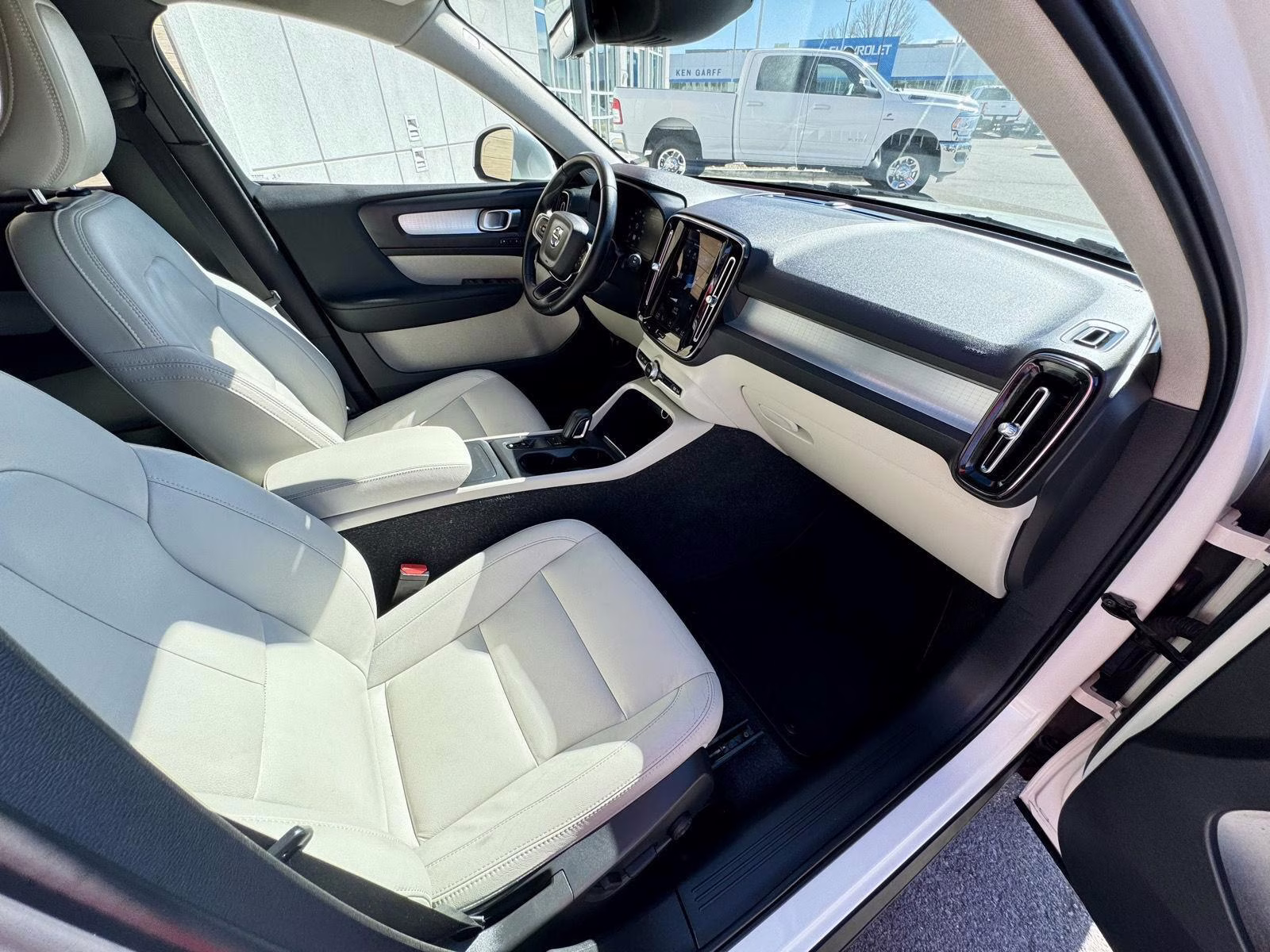 2021 Crystal White Metallic Volvo XC40 Momentum AWD SUV