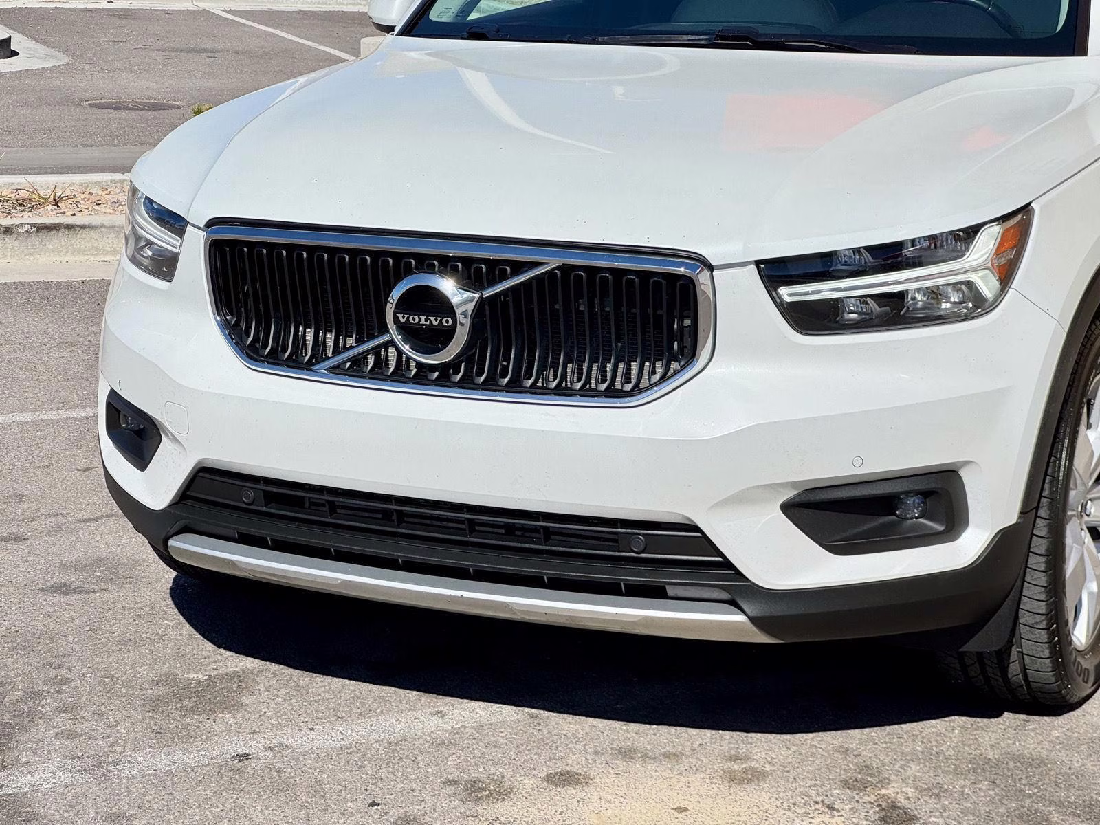 2021 Crystal White Metallic Volvo XC40 Momentum AWD SUV