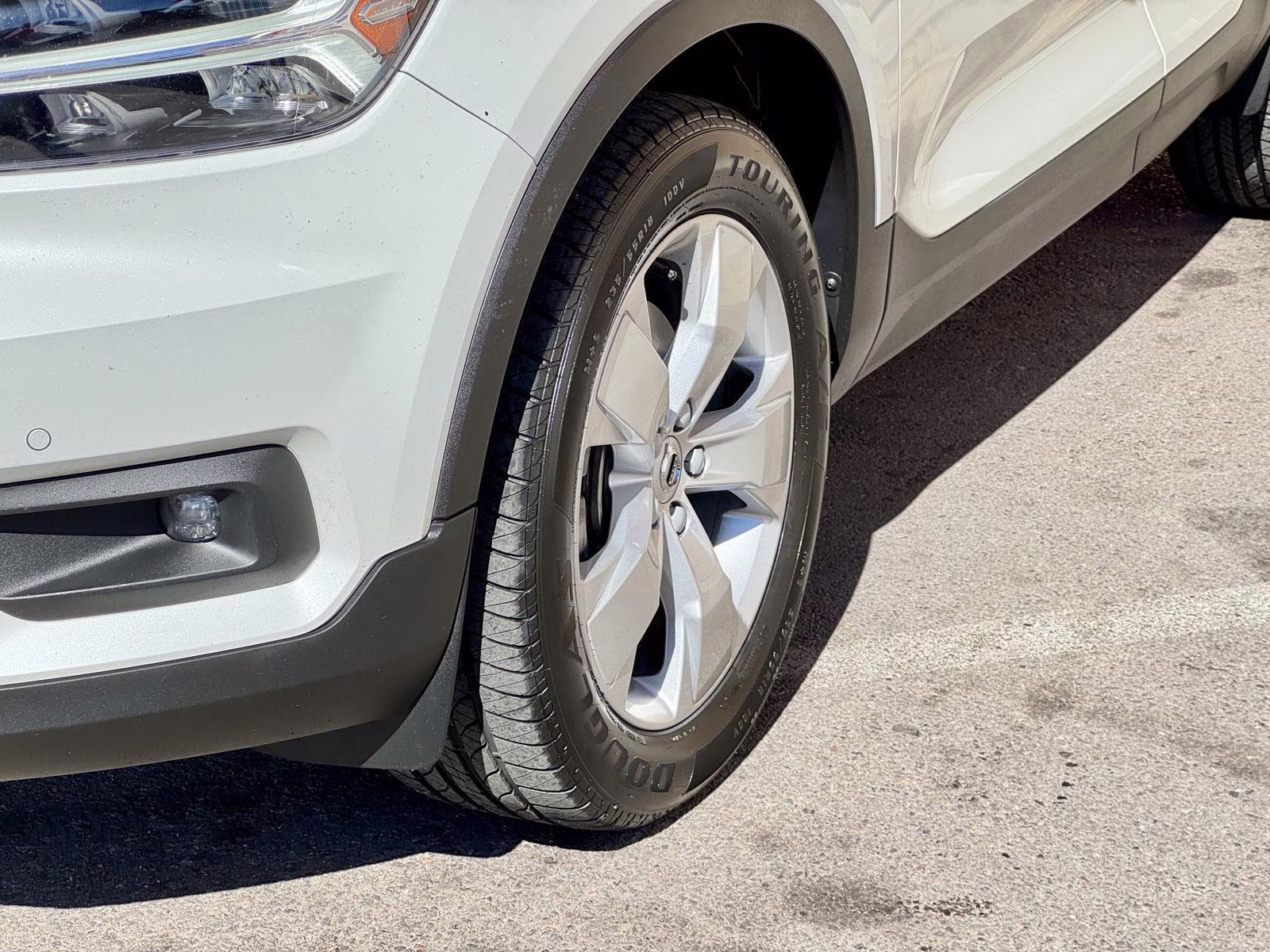 2021 Crystal White Metallic Volvo XC40 Momentum AWD SUV