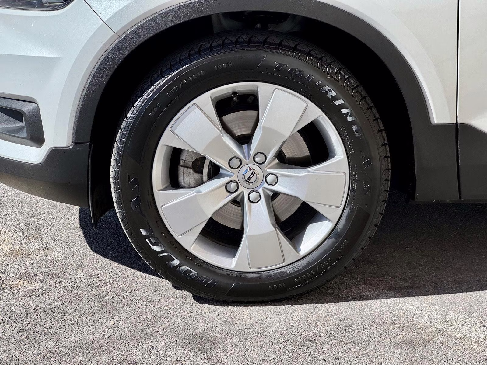 2021 Crystal White Metallic Volvo XC40 Momentum AWD SUV