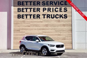 2021 White Volvo XC40 Momentum AWD SUV
