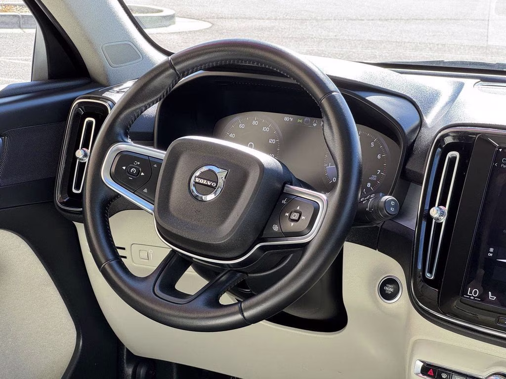 2021 White Volvo XC40 Momentum AWD SUV