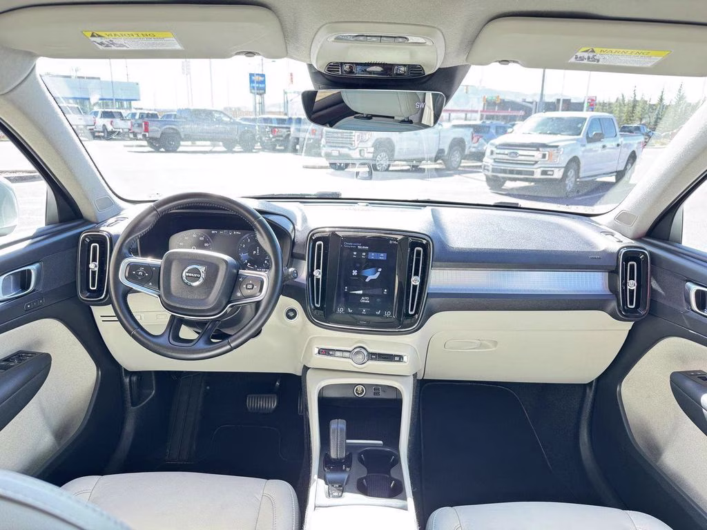 2021 White Volvo XC40 Momentum AWD SUV