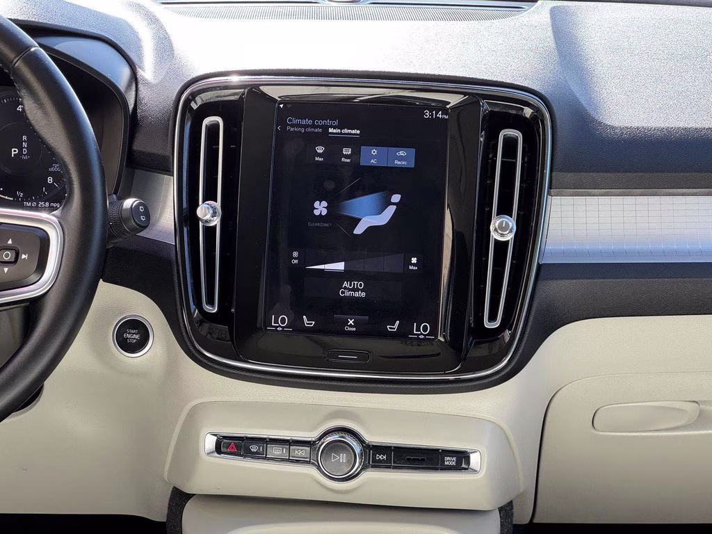 2021 White Volvo XC40 Momentum AWD SUV