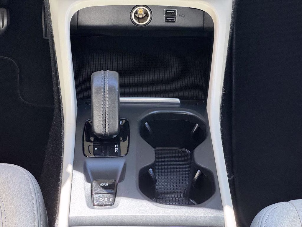 2021 White Volvo XC40 Momentum AWD SUV