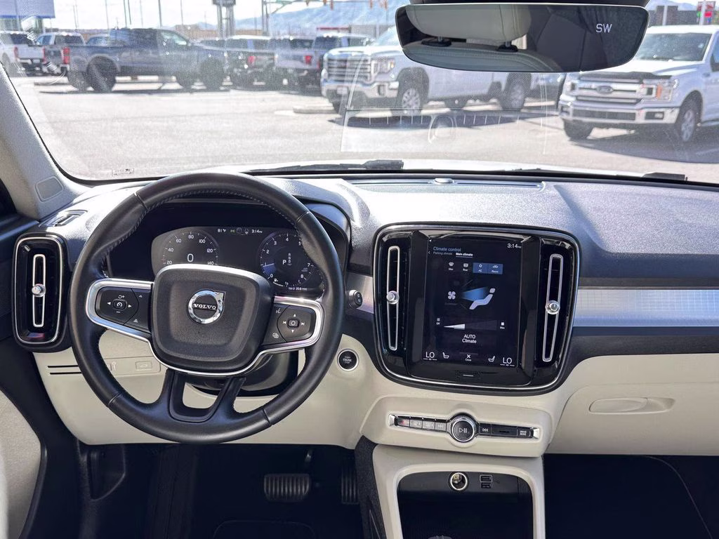 2021 White Volvo XC40 Momentum AWD SUV