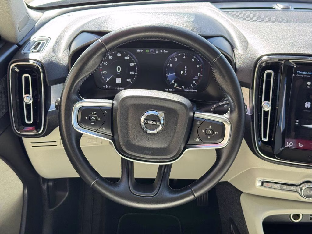 2021 White Volvo XC40 Momentum AWD SUV