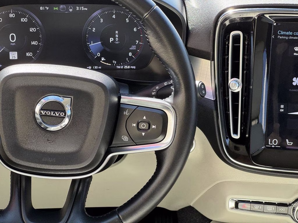 2021 White Volvo XC40 Momentum AWD SUV