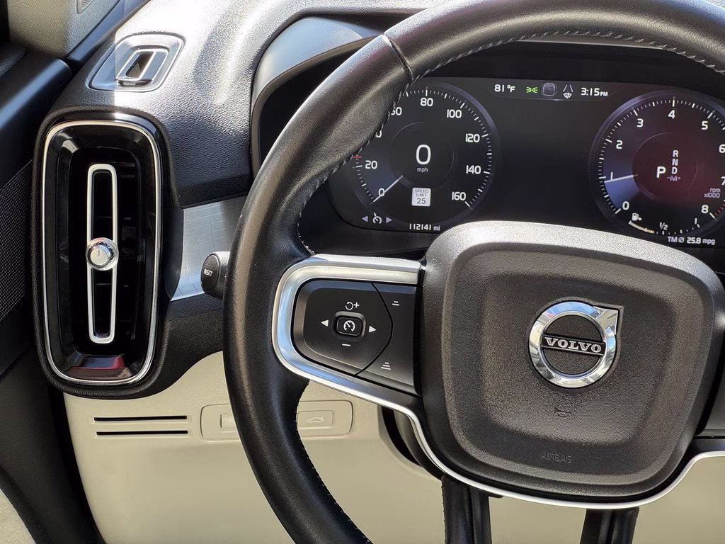 2021 White Volvo XC40 Momentum AWD SUV