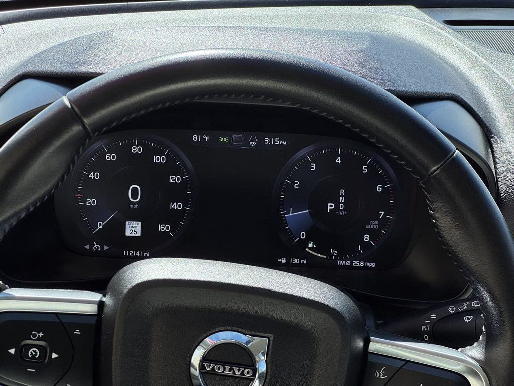 2021 White Volvo XC40 Momentum AWD SUV