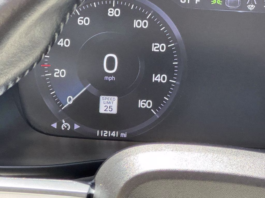 2021 White Volvo XC40 Momentum AWD SUV