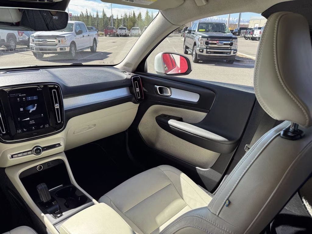 2021 White Volvo XC40 Momentum AWD SUV