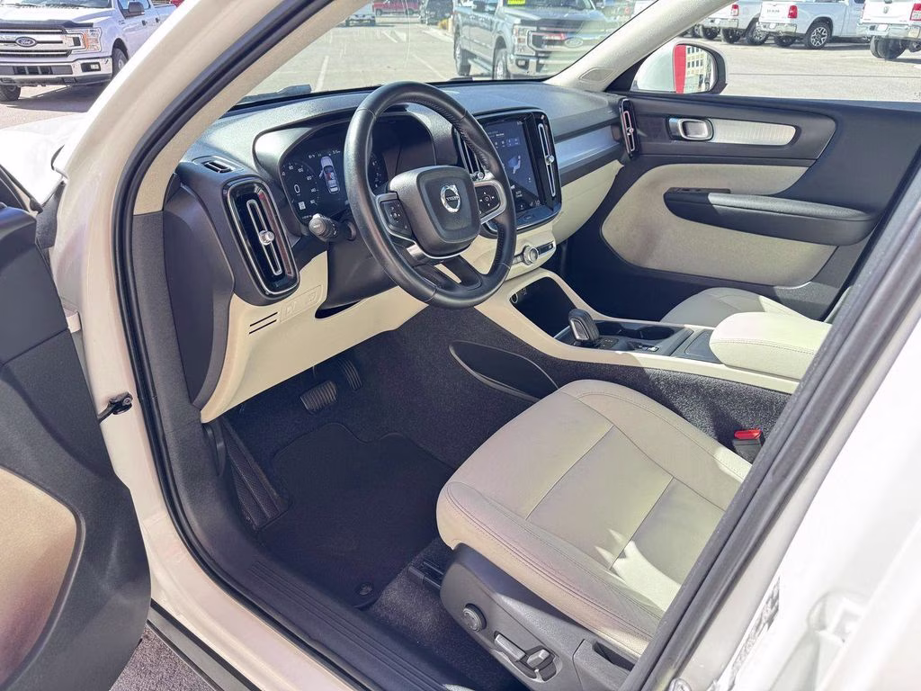 2021 White Volvo XC40 Momentum AWD SUV