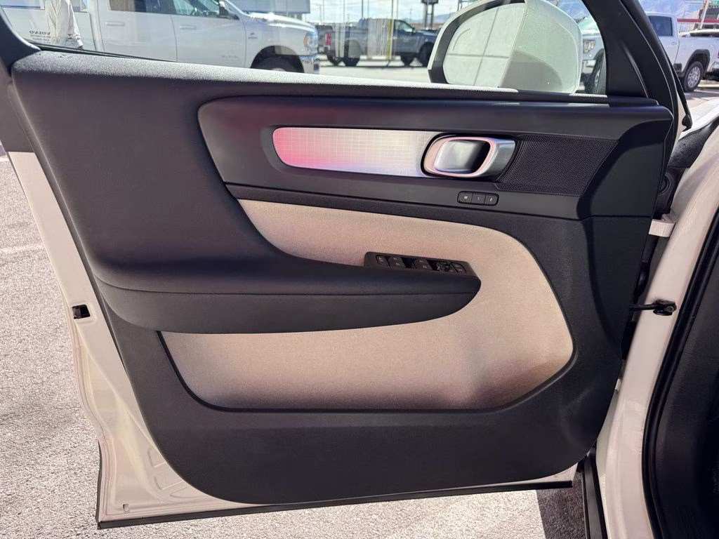 2021 White Volvo XC40 Momentum AWD SUV
