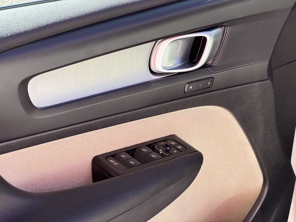 2021 White Volvo XC40 Momentum AWD SUV