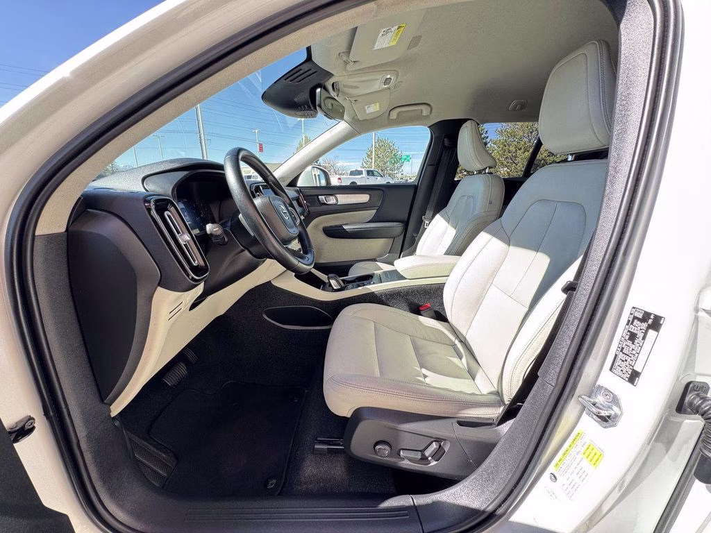 2021 White Volvo XC40 Momentum AWD SUV