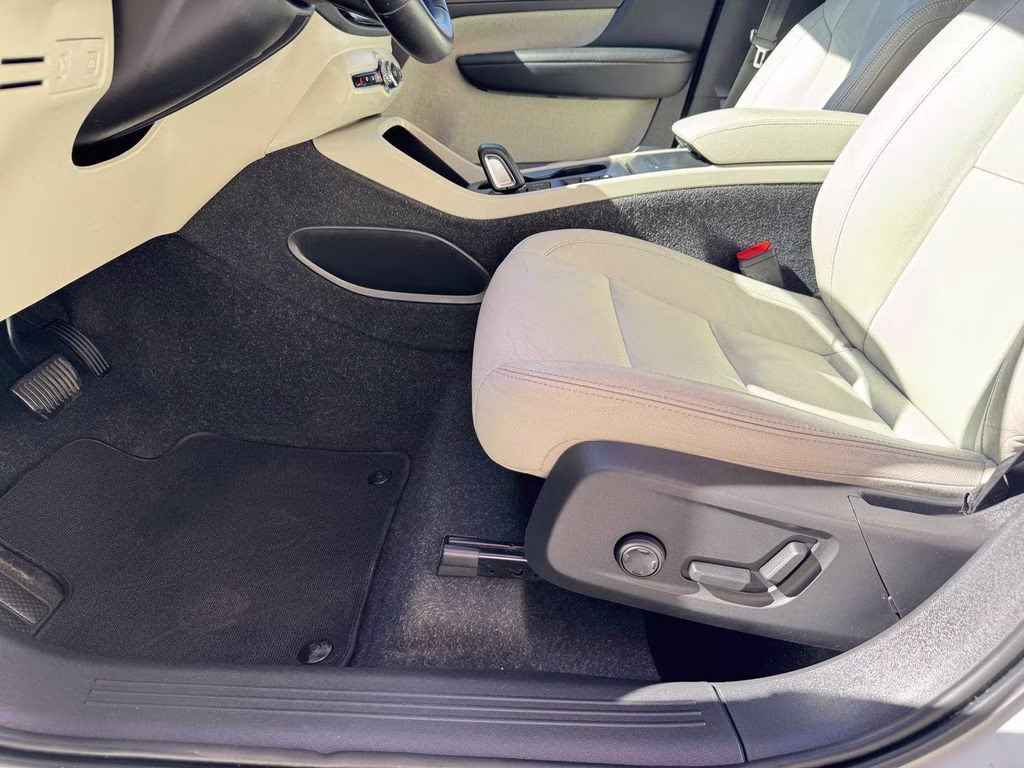 2021 White Volvo XC40 Momentum AWD SUV