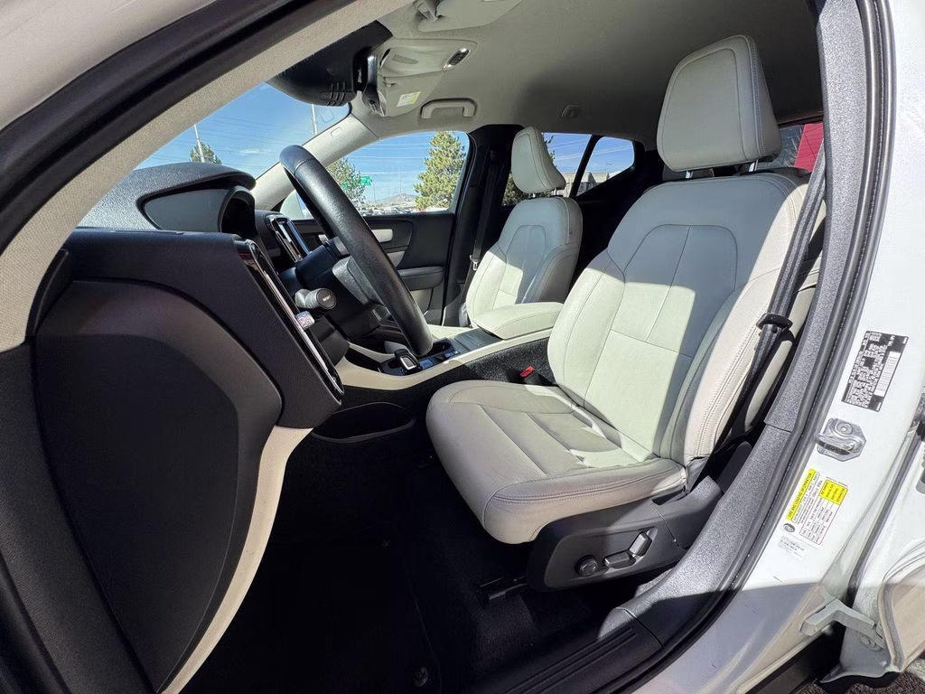 2021 White Volvo XC40 Momentum AWD SUV
