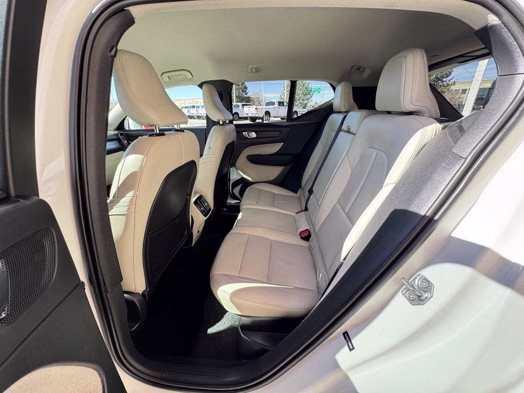 2021 White Volvo XC40 Momentum AWD SUV