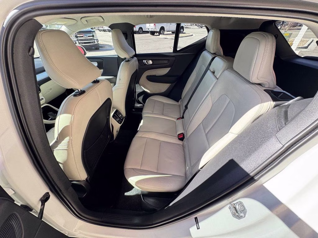 2021 White Volvo XC40 Momentum AWD SUV