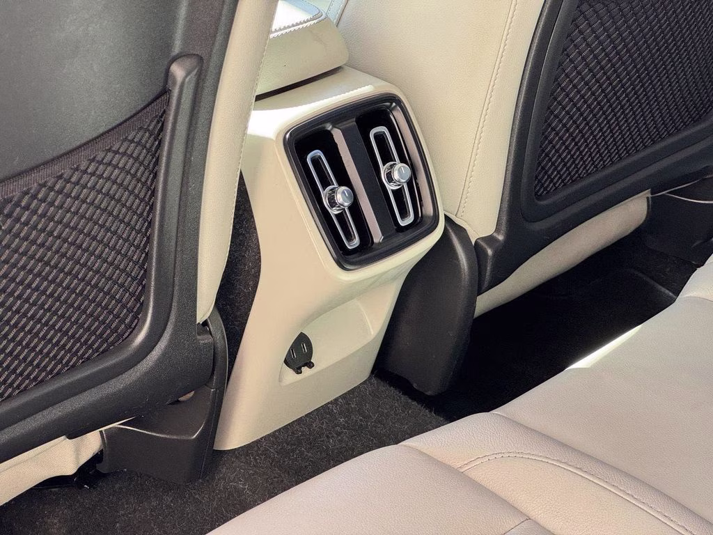 2021 White Volvo XC40 Momentum AWD SUV