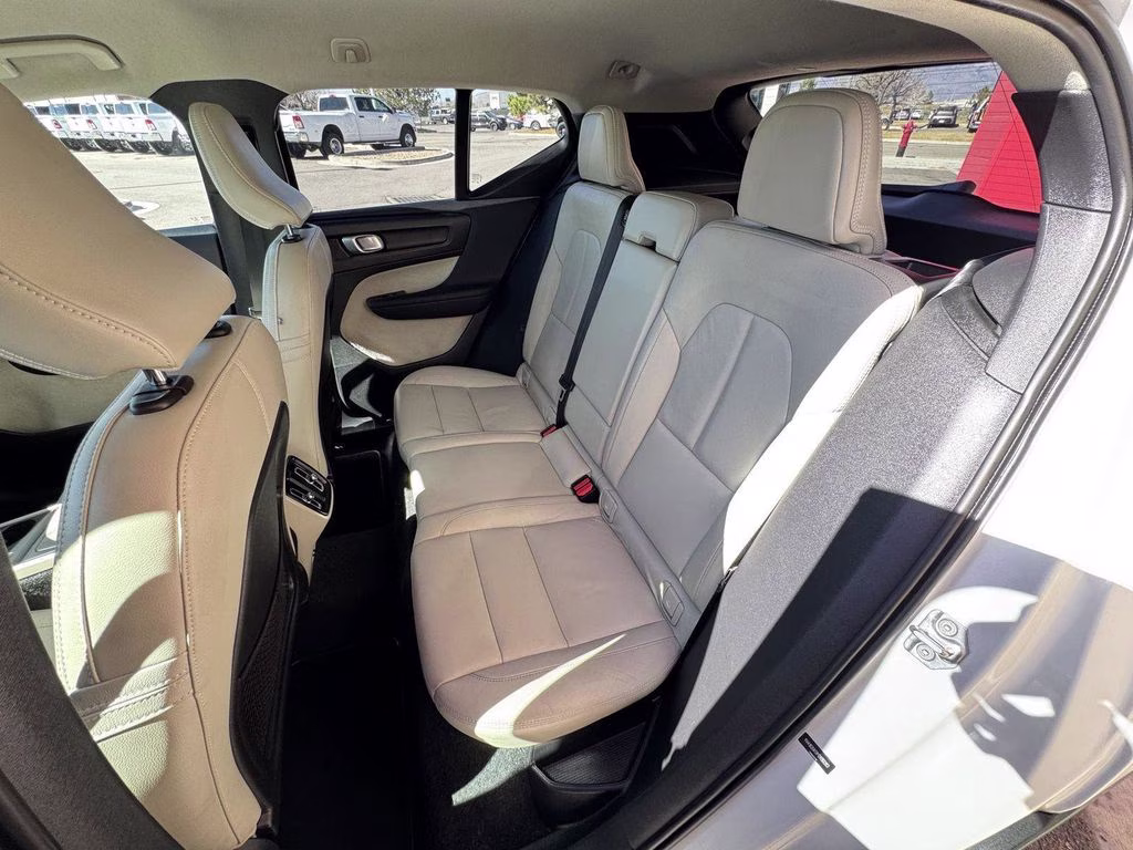 2021 White Volvo XC40 Momentum AWD SUV
