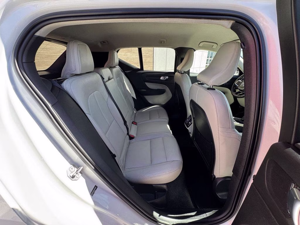 2021 White Volvo XC40 Momentum AWD SUV