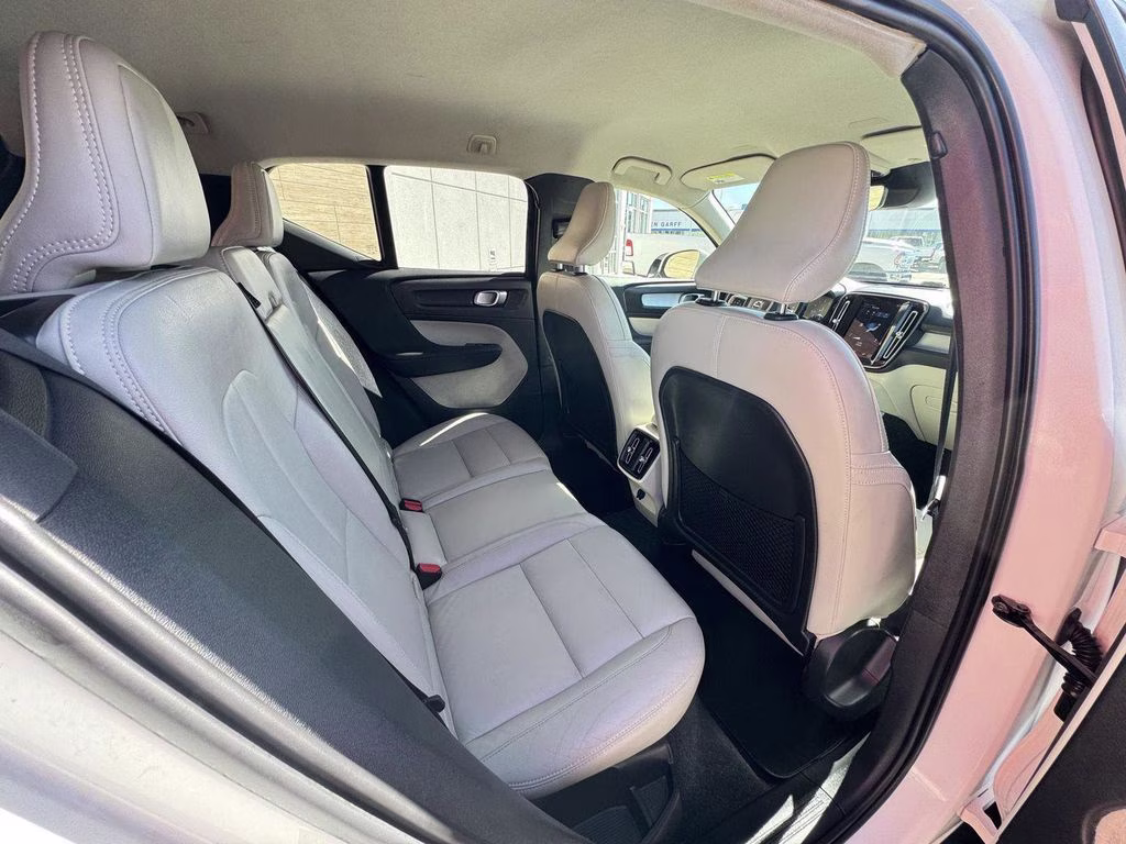 2021 White Volvo XC40 Momentum AWD SUV
