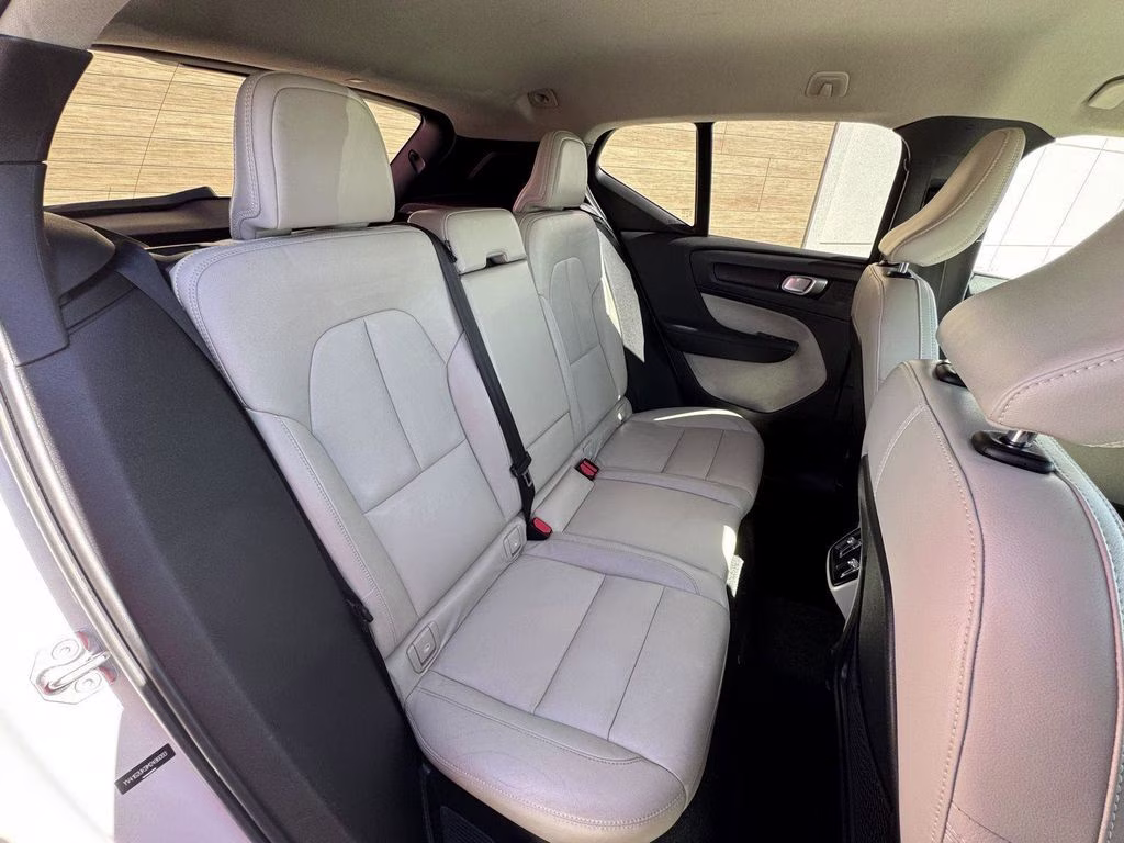 2021 White Volvo XC40 Momentum AWD SUV