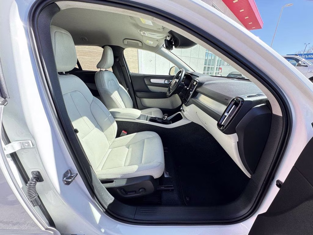 2021 White Volvo XC40 Momentum AWD SUV