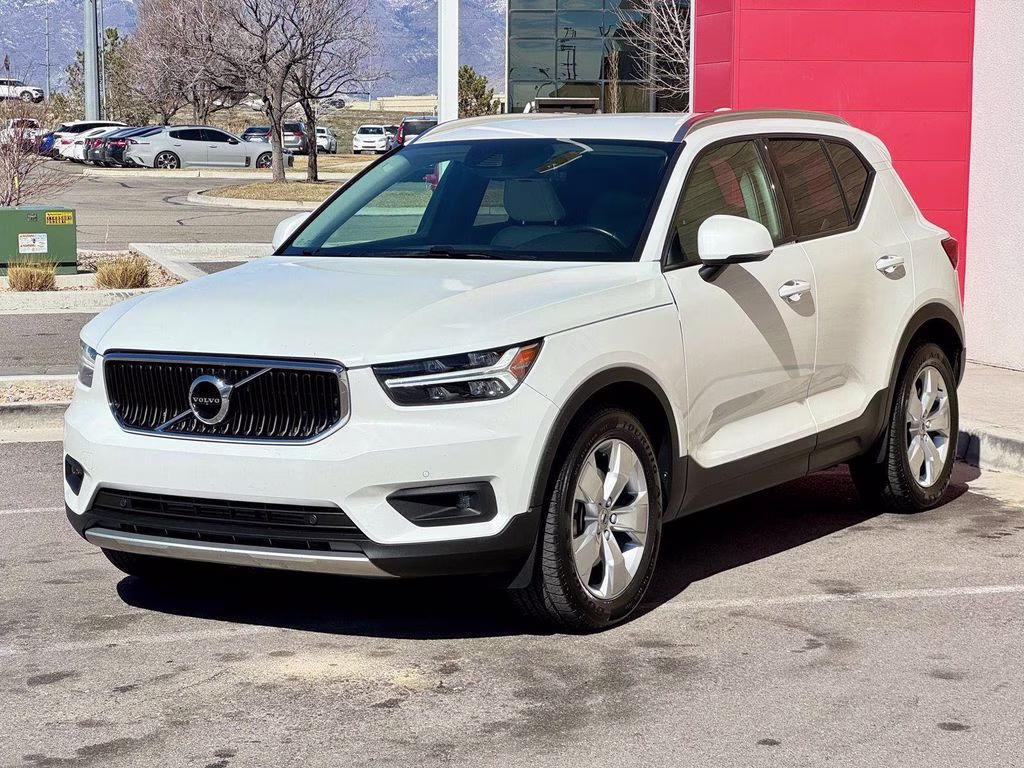 2021 White Volvo XC40 Momentum AWD SUV