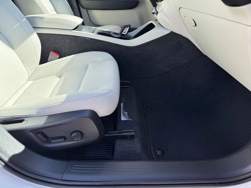 2021 White Volvo XC40 Momentum AWD SUV