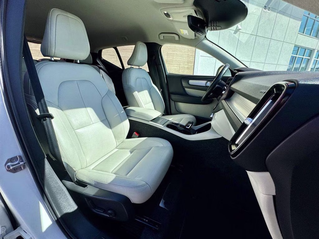 2021 White Volvo XC40 Momentum AWD SUV
