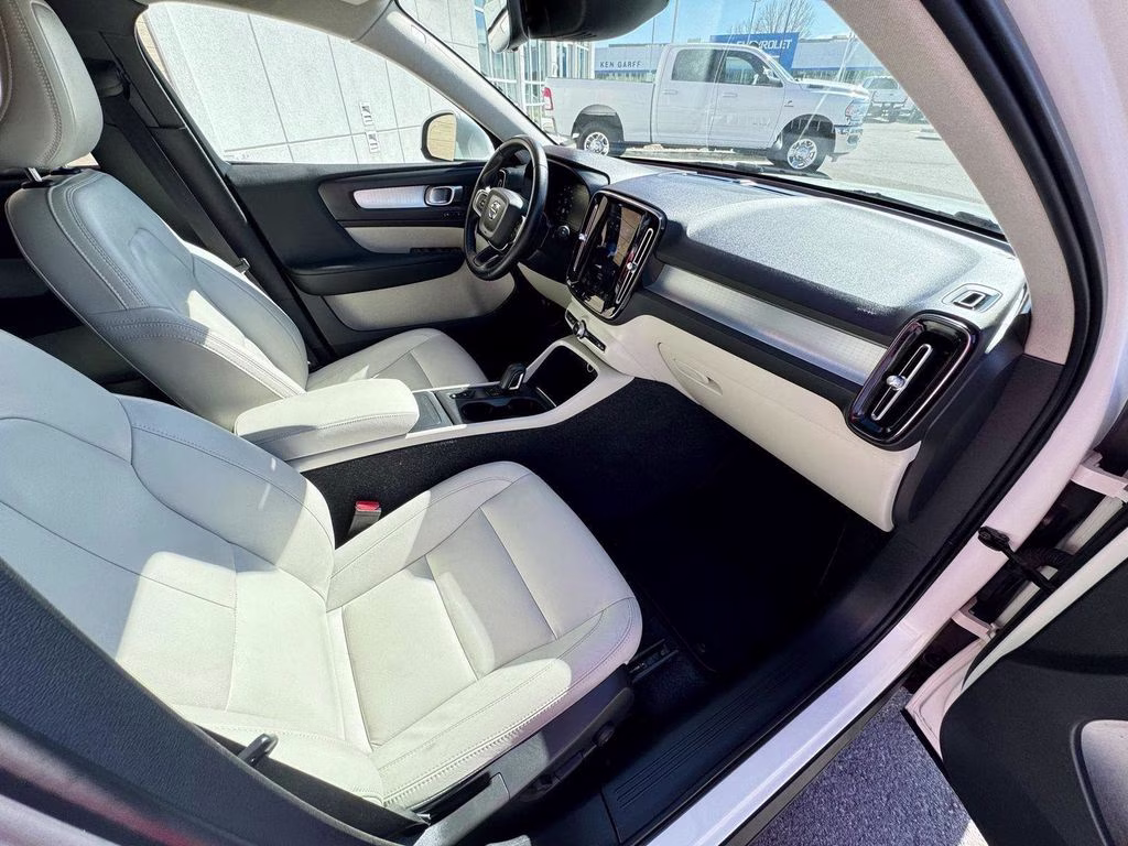 2021 White Volvo XC40 Momentum AWD SUV