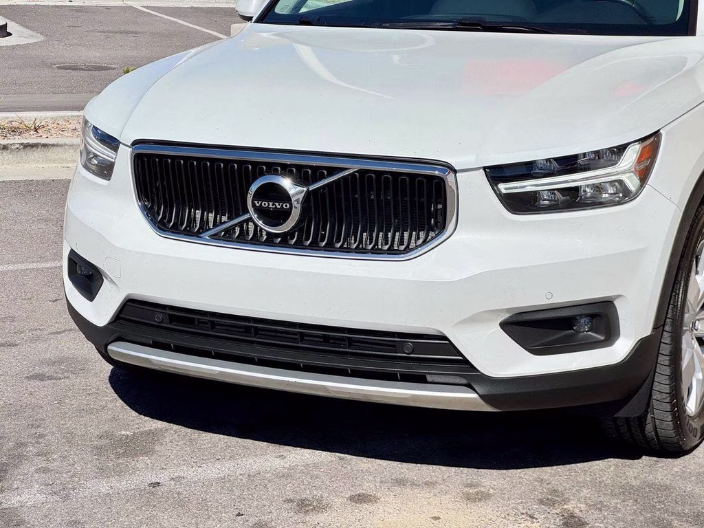 2021 White Volvo XC40 Momentum AWD SUV