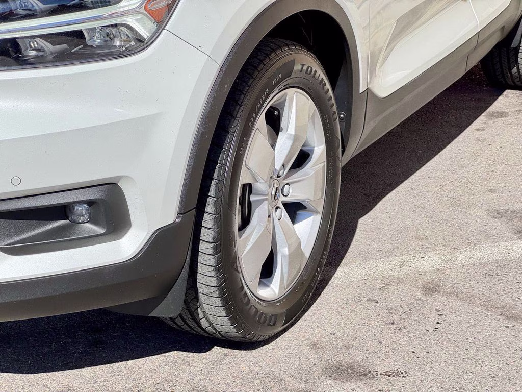 2021 White Volvo XC40 Momentum AWD SUV