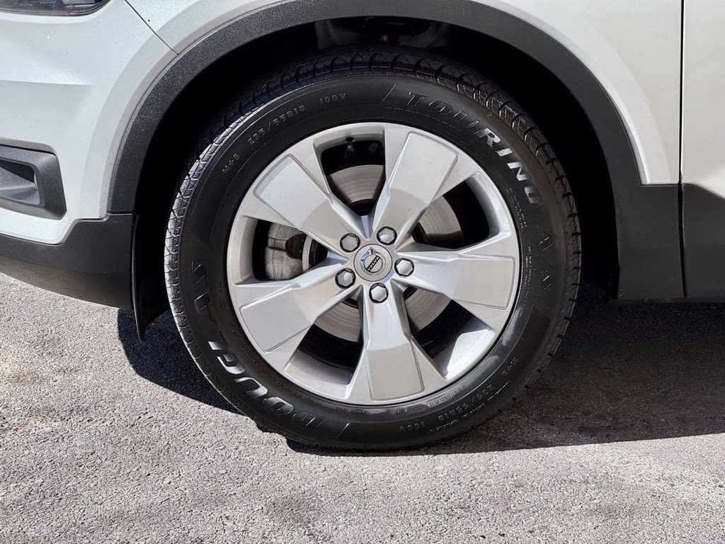 2021 White Volvo XC40 Momentum AWD SUV