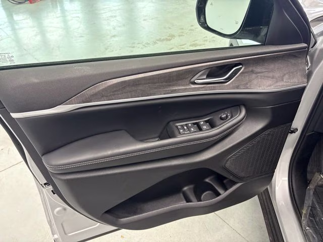 2026 Silver Zynith Jeep Grand Cherokee Altitude 4X4 SUV