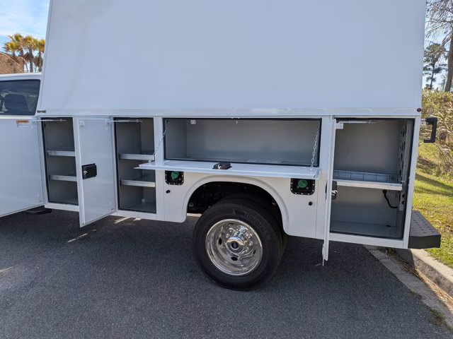 2026 Oxford White Ford Super Duty F-550 DRW XL RWD Truck