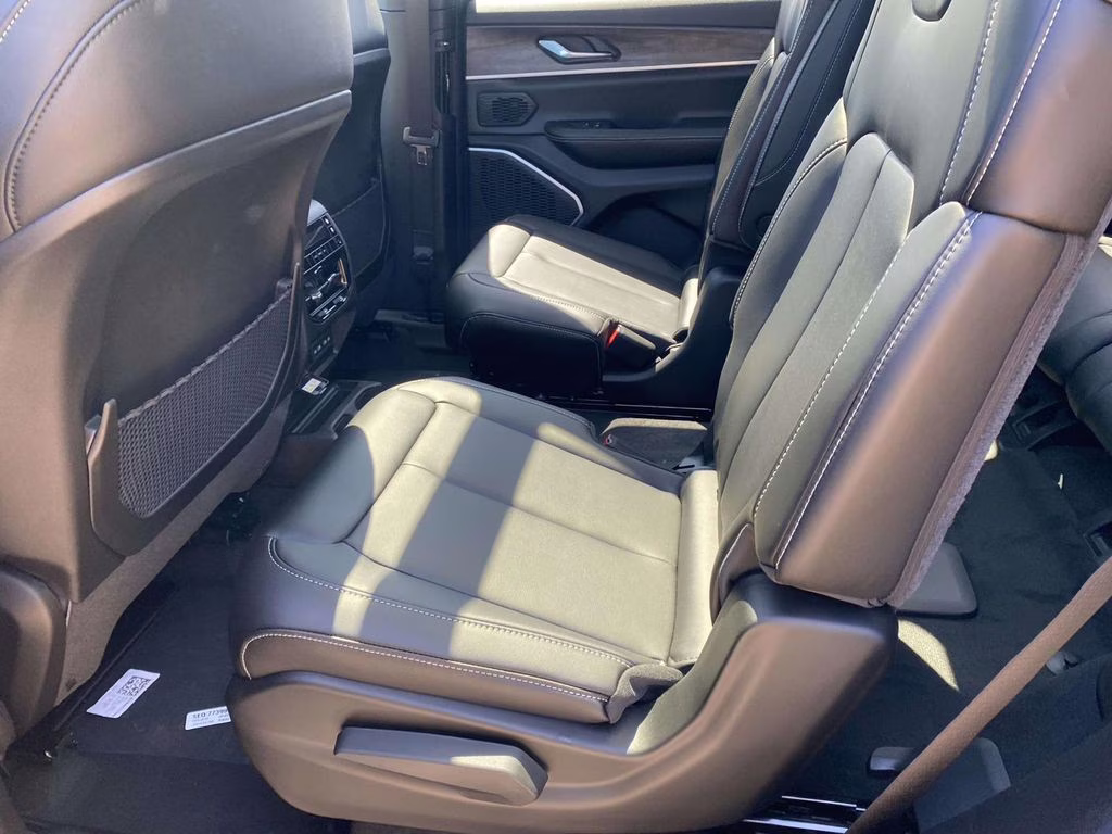 2026 Diamond Black Crystal Pearlcoat Jeep Grand Cherokee L Limited 4X4 SUV