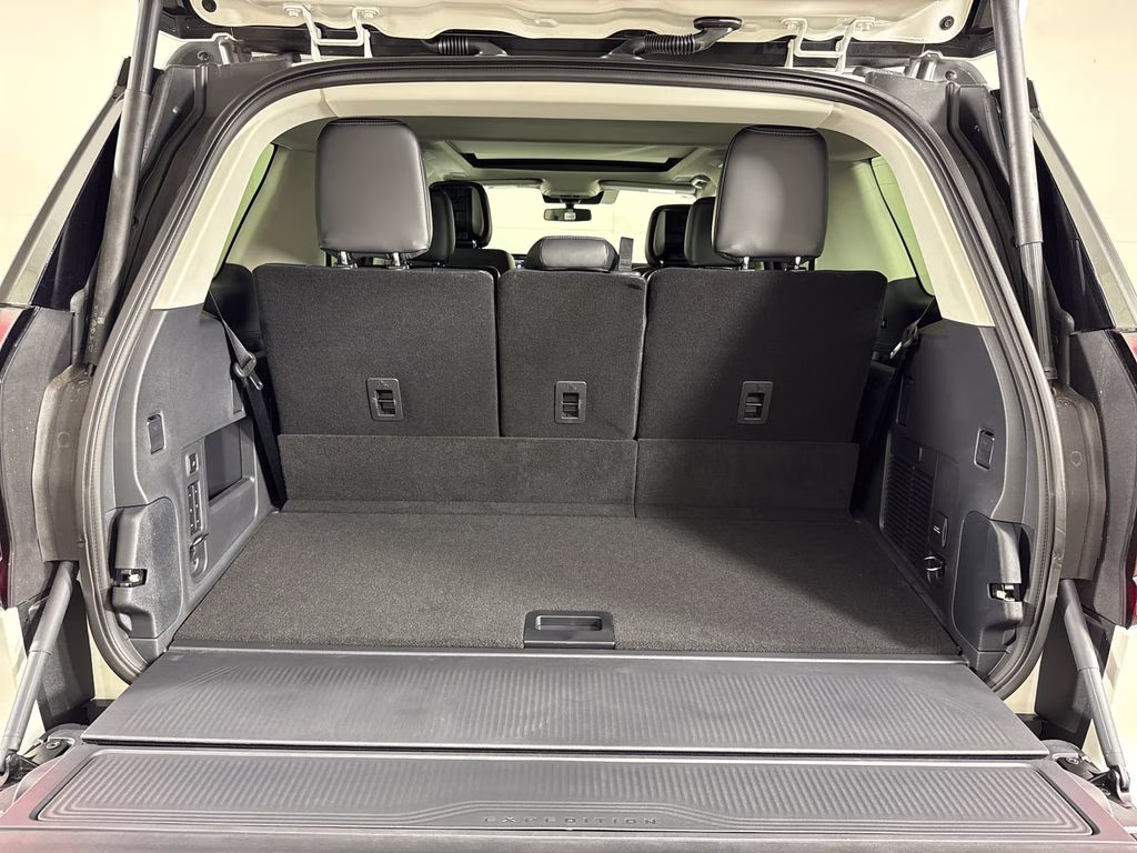 2026 Star White Metallic Tri-Coat Ford Expedition Platinum 4X4 SUV