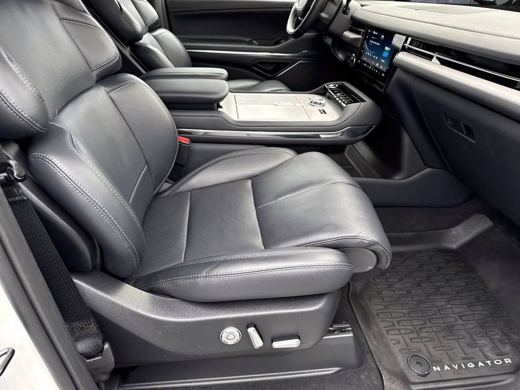 2025 Pristine White Metallic Tri-Coat Lincoln Navigator Reserve 4X4 SUV