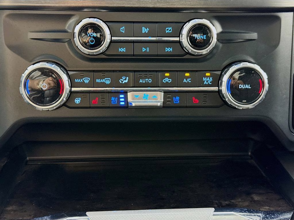 2023 Silver Metallic Ford Super Duty F-250 SRW Lariat 4X4 Truck