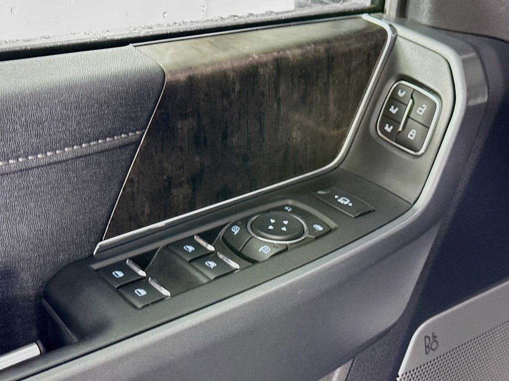 2023 Silver Metallic Ford Super Duty F-250 SRW Lariat 4X4 Truck