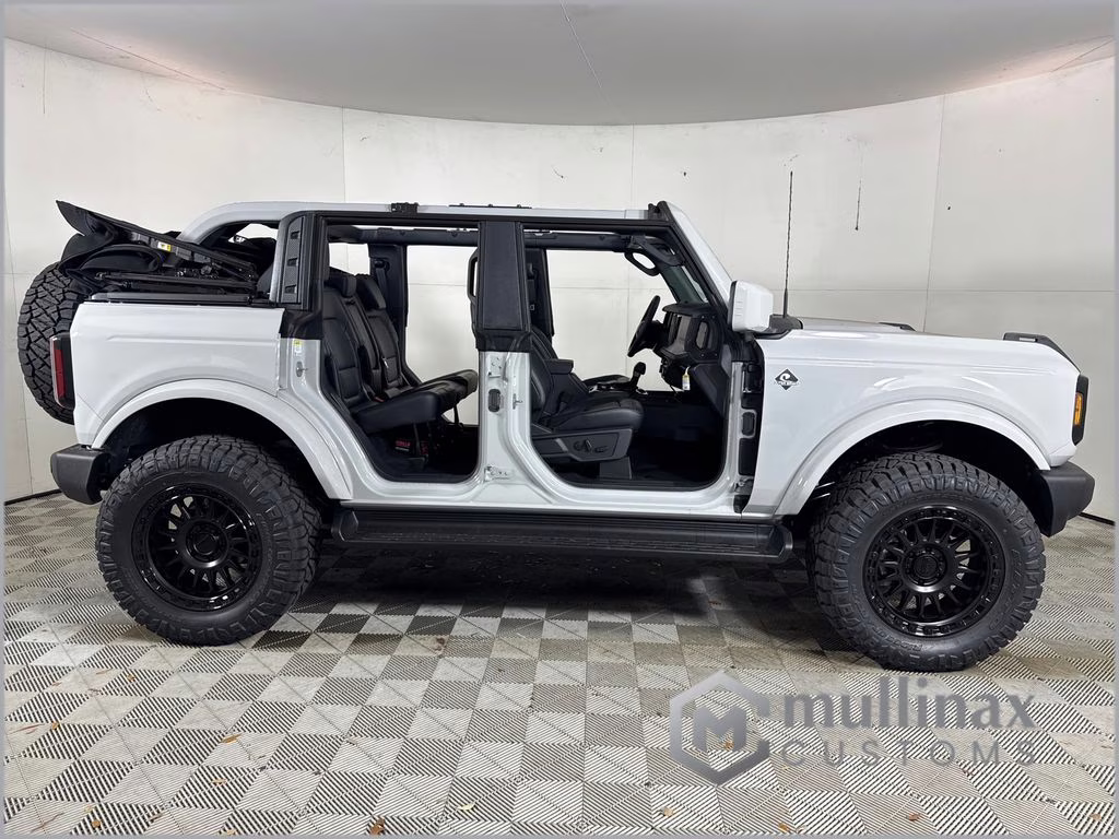 2026 Avalanche Gray Ford Bronco Outer Banks 4X4 SUV