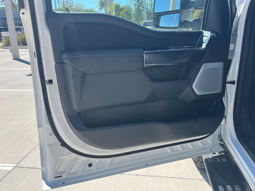 2026 White Metallic Ford Super Duty F-250 SRW Platinum 4X4 Truck