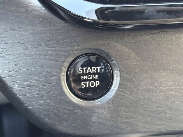 2026 Everest White Pearl/Black Nissan Murano Platinum AWD SUV